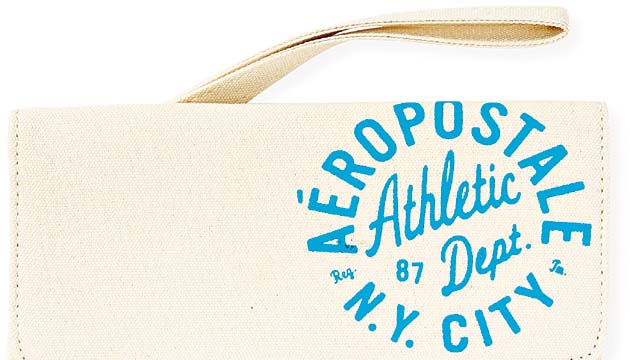 Aéropostale.‘Wallet’ en color blanca con las letras de la reconocida firma en celeste. Es muy cómoda para llevarla a donde sea: si gustas dentro del bolso o en tu muñeca.