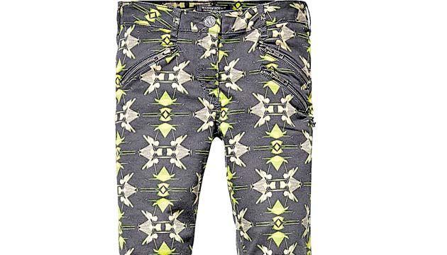 Scotch and Soda. El color negro se combinó con el verde neón y el crema en este pantalón superpegado, muy buscado por las jóvenes.