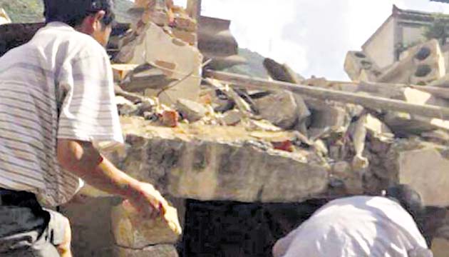 Hombres buscan sobrevivientes entre los escombros.(AP)