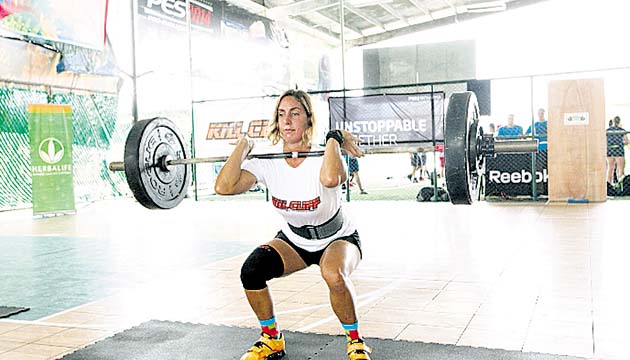 Fuerza femenina. Nicole Pérez, representante de CrossFit PTY, participó en el clean ladder de 140-165 libras. Su puntuación durante los dos días la llevó hasta el segundo lugar.(Anayansi Gamez)