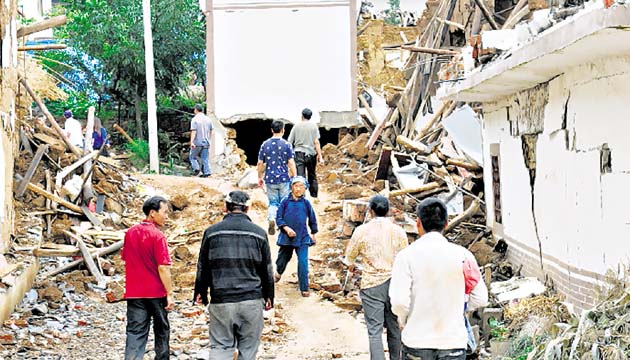 La gente camina por las casas derrumbadas tras el terremoto.(AP )