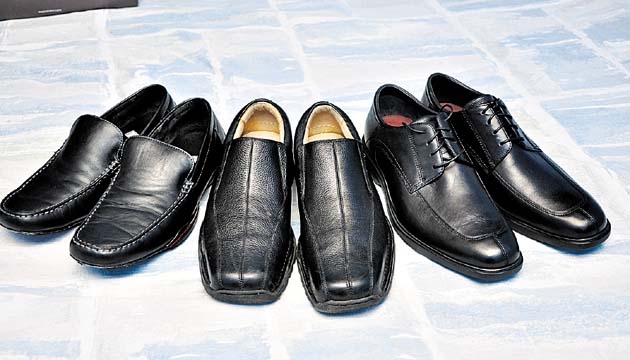 Zapatos. Para la comodidad y elegancia están de moda los mocasines y los de charol con cordones. También hay con punta. Todo depende del tipo de trabajo.