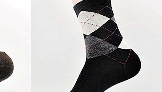 Calcetines. Si lo que buscas es apostar por lo moderno, puedes utilizar los estampados de rayas, puntos o lisos en todas las tonalidades.