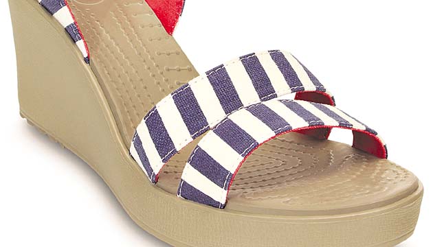 Plataformas Crocs. El modelo Leigh Graphic Wedge es un zapato con un diseño audaz y patrones gráficos de la diversión como ‘polka dots’ y rayas, sin dejar el máximo confort.