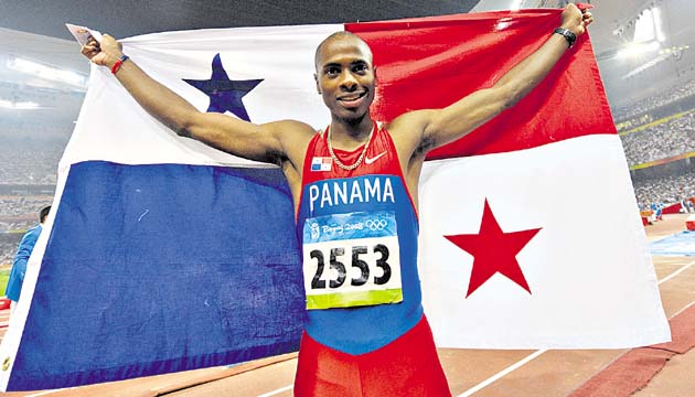 Orgulloso de su bandera.