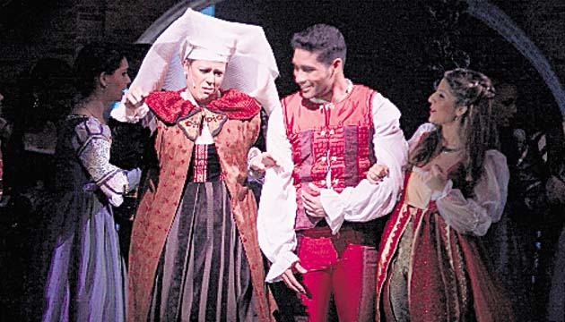 La actuación, el vestuario, la música..se complementaron en la pieza.( Marly Domínguez.)