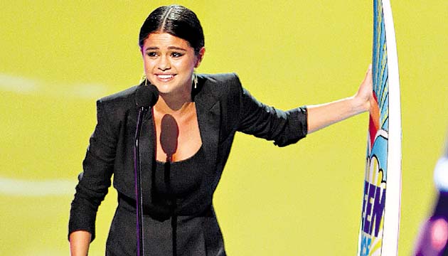 Selena se mostró conmovida por su premio, y agradeció a sus ‘fans’.(AP.)