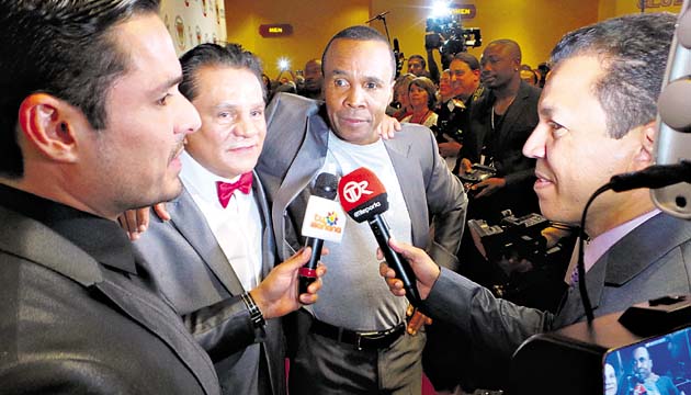 Junto a su amigo Sugar Ray Leonard.