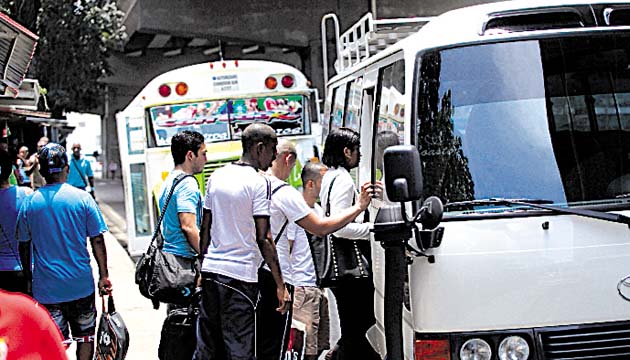 Los buses tipo coaster y los “diablos rojos” son los más buscados.(Edwin González)