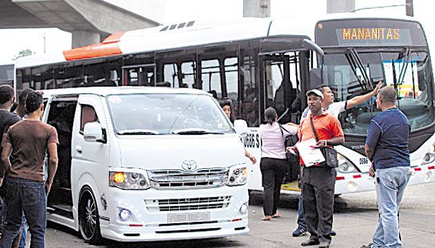 Los metrobuses no logran atraer a los usuarios.(Edwin González)