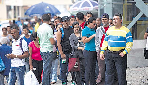 Tiempos de espera. El contrato 21-10 de agosto de 2010 fija como tiempo máximo de espera en horas pico 15 minutos, pero la espera para los usuarios a falta de los metrobuses se convierte en horas.