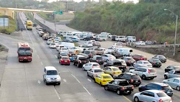 Sistema en anarquía. Arraiján, “Piratas” cerraron la autopista por media hora.