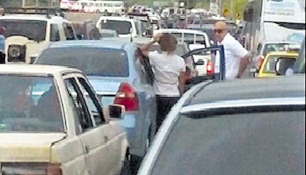 tranque. Usuarios quedaron varados por horas.