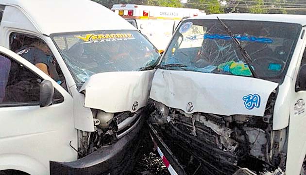 Choque en Veracruz. Una colisión entre “piratas” dejó nueve heridos.
