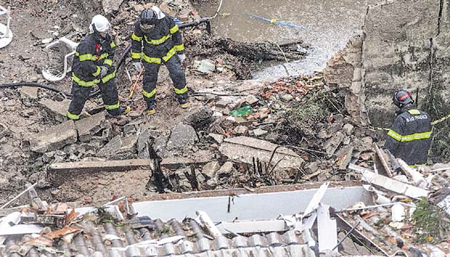 Las autoridades realizan las investigaciones en el área del accidente.(EFE)