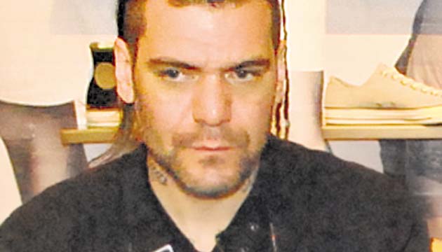 Vocalista de la banda Carajo.