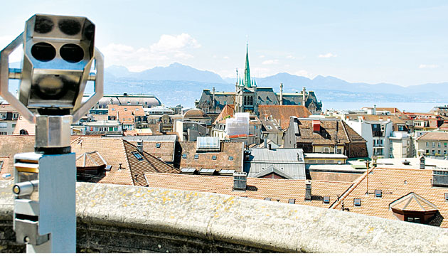 Vistas desde la catedral al centro de la ciudad y en el fondo el lago Lemán.