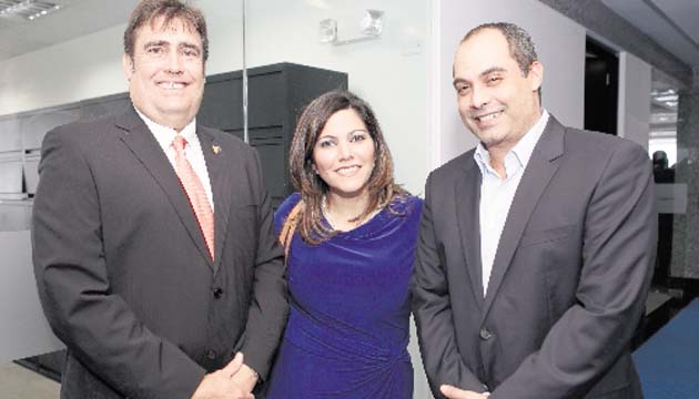 2. Jorge Barreiro, Katherine Arjona y Ariel Barnett.