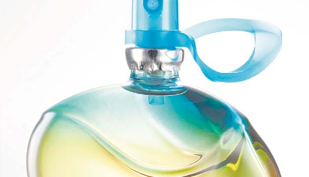Para ellas. Inspirada en personalidades optimistas y alegres, Cyzone creó Spirit, una fragancia perfecta para las chicas que saben que la vida necesita alegría y color.