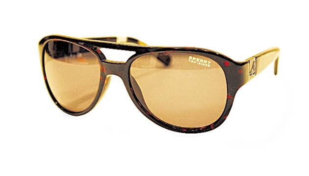 Gafas para el sol. El carey no pasa de moda y se muestra en cada una de las prestigiosas marcas de accesorios. Sperry Top Sider lanzó su reciente línea de gafas para ellos, muy modernas.