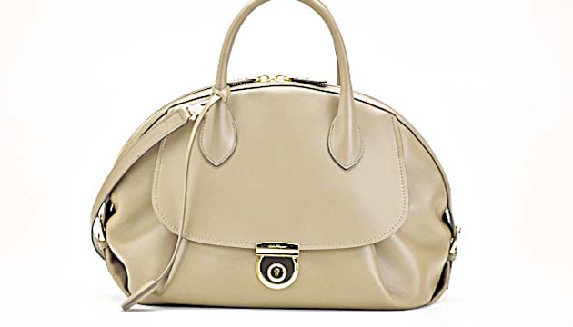 Ferragamo. Una obra maestra entre la artesanía de cuero FIAMMA, nueva línea de bolsos, se inspira en las generaciones de mujeres de la familia Ferragamo.
