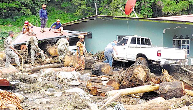 Muchos troncos fueron arrastrados por las fuertes corrientes y quedaron en medio de las residencias afectadas que estaban cerca del margen del río Chiriquí Viejo. El trabajo de limpieza ayer en estas áreas era intenso.(José Vásquez )