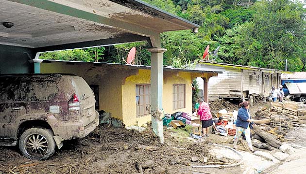 Los daños causados a las familias residentes en las áreas afectadas incluyen no solo viviendas, sino también vehículos. Ayer, las familias afectadas buscaban entre los escombros para ver qué enseres podían salvar. Varios de los afectados no pudieron rescatar enseres ni siquiera para pasar la noche.