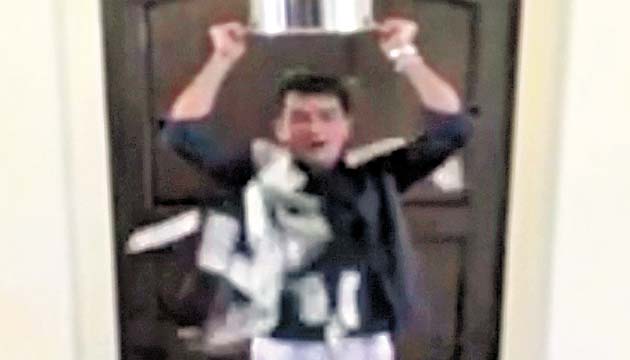 Charlie Sheen, en vez de tirarse agua, se tiró $10 mil.