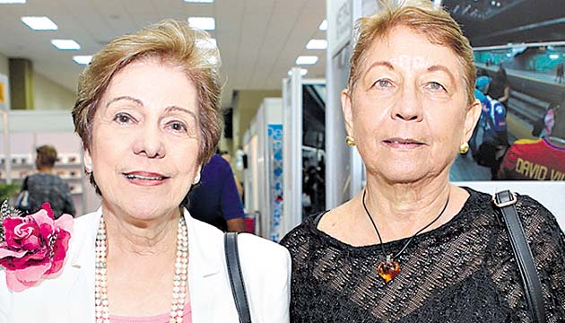6. Elena de Vial y Norita Scott-Pezet.