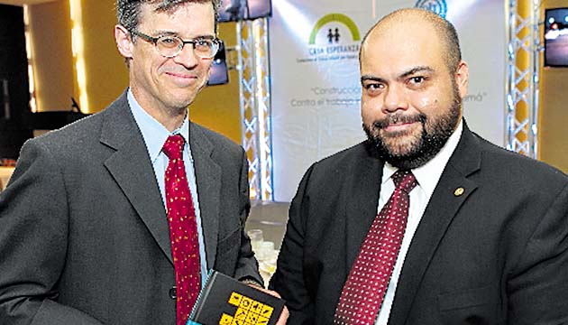 2. Kevin M. O'Reilly y José Roberto Morales.