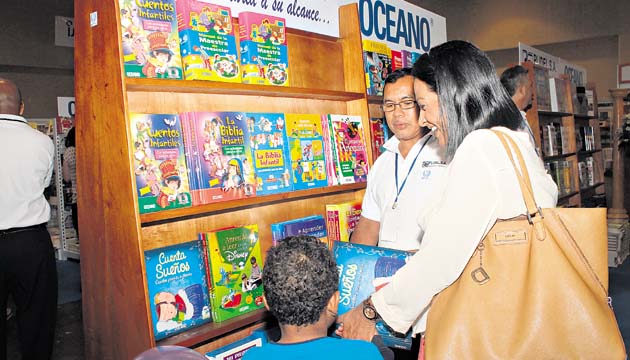 Grandes y chicos recorren la feria en busca de ese libro tan querido.
