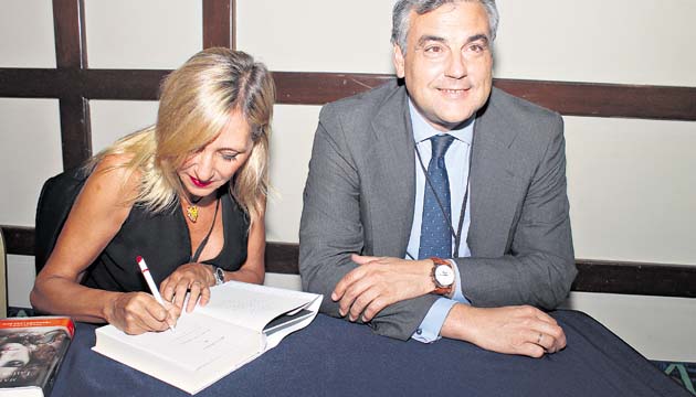 Marta Robles y el embajador de España en Panamá, Jesús Silva.