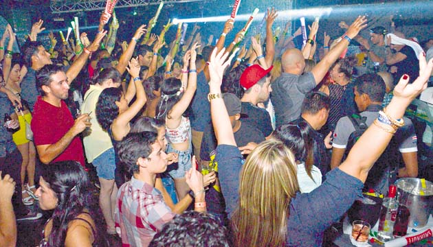 El público no dejó de saltar y disfrutar. (Lente Paparazzi.)