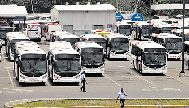 Mientras los usuarios reclaman mayor frecuencia de buses en las calles, en el patio de Los Pueblos las unidades permanecen acumuladas.(Carlos Lemos)