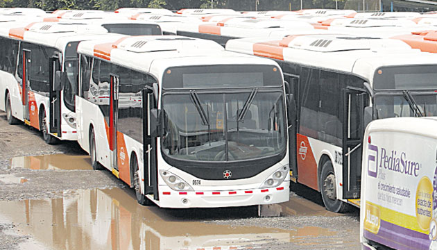 Los usuarios piden que en horas pico se incremente la circulación de unidades. Según dicen, la mayoría está en tránsito y son pocos los que están en operación. Gran cantidad de unidades en el patio de Albrook están amontonadas.(Carlos Lemos)
