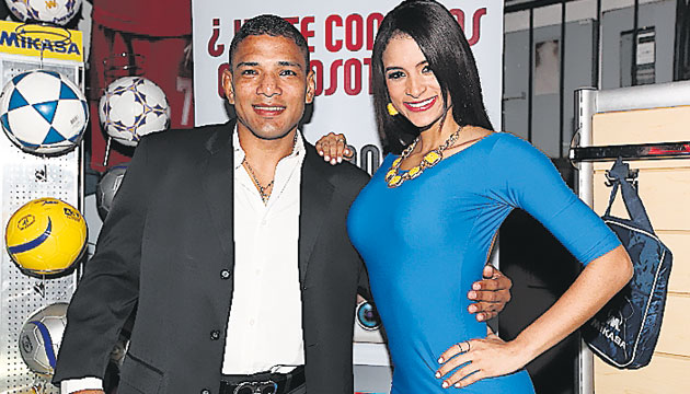 Marilú De Icaza y Leonardo González, presentadores The Ultimate Fighter Latinamérica en Panamá, dieron gracias a los presentes por el apoyo.(Anayansi Gamez)