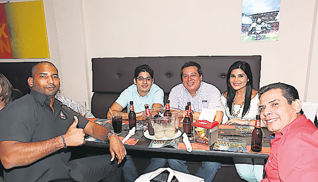 Los asistentes a la premier del “reality show” en el restaurante Locos X el Fútbol disfrutaron de un rato a meno junto a sus amigos.(Anayansi Gamez)