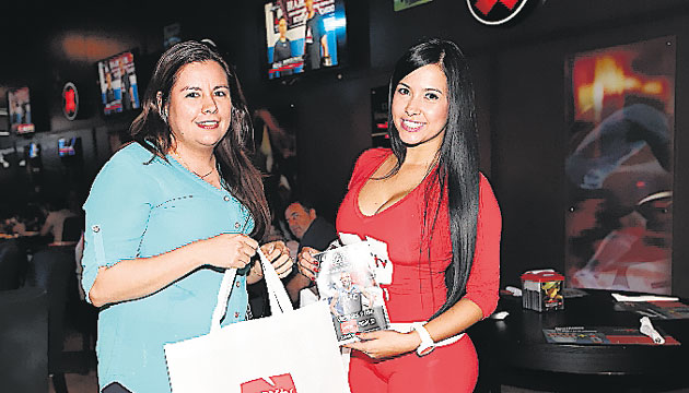 Cada persona que llegó al restaurante Locos X el Fútbol fue recibido con una sonrisa y un presente por parte de NexTv Canal 21.(Anayansi Gamez)