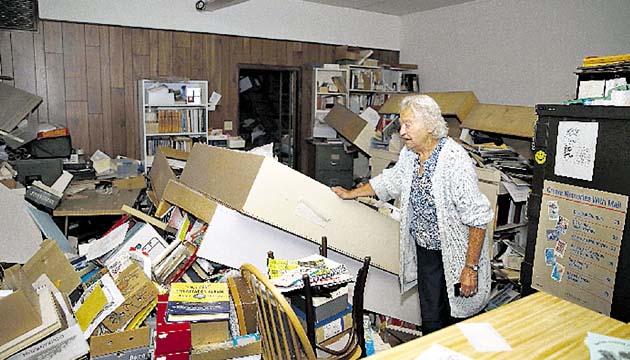 Jean Meehan revisa los daños que dejó un sismo de 6.0 grados.(AP)