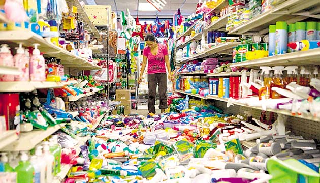 Nina Quidit limpia la tienda que sufrió graves daños.(AP)