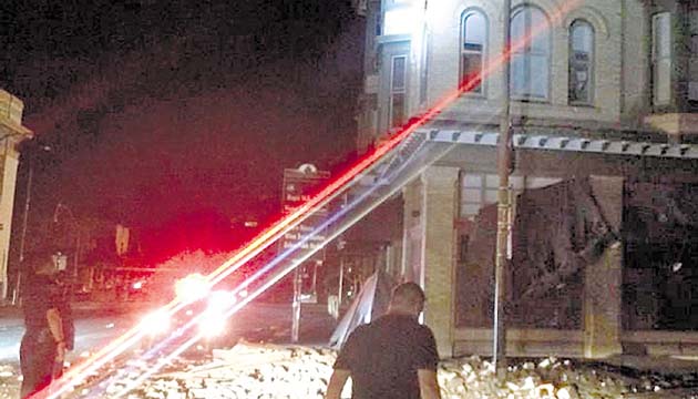 Varios edificios gubernamentales y residenciales se rajaron.(AP)