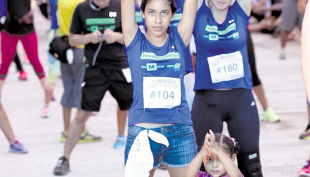 Chicas de todas las edades participaron del evento deportivo.(Anayansi Gamez)