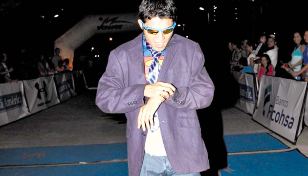 Este chico, con un saco y un suéter de Superman, revisa su tiempo.(Anayansi Gamez)
