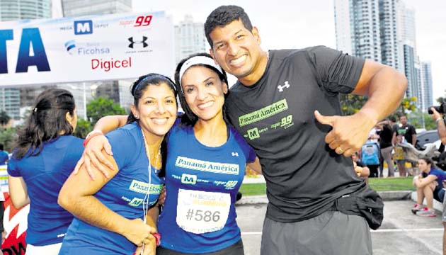 A ejercitarse. El popular Nini no quiso perderse el evento y, al lado de dos lindas damas, posó para el lente de “Panamá América”.