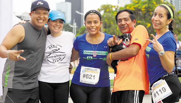 Entre amigos y compañeros (también con la mascota) se disfruta mejor de la carrera.(Anayansi Gamez)