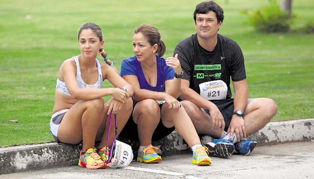Jóvenes conversan antes de que se inicie la carrera.(Anayansi Gamez)