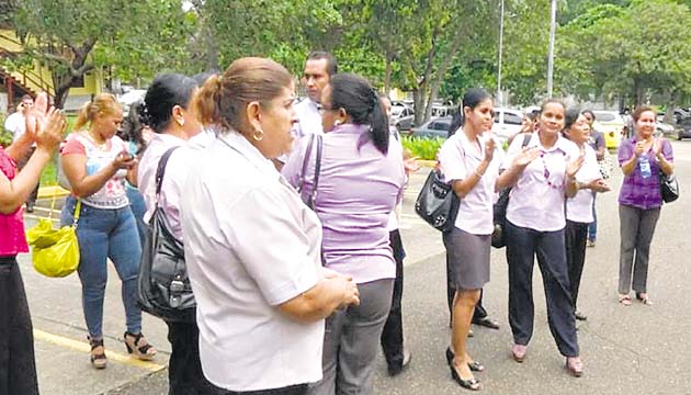 Respaldan a docente acusado y piden más seguridad en planteles