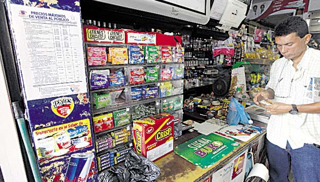 Vigilancia a los asiáticos. Los dependientes de las abarroterías han dicho que prefieren no vender productos controlados para evitar pérdidas económicas. En muchos casos, hasta evitan colocar los cartelones y letreros de los productos. Se cree que el 65% de la población compra en los chinitos.