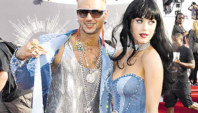 Perry y Riff Raff. Ambos se robaron el “show” en estos premios al imitar los atuendos que Justin Timberlake y Britney Spears usaron en 2001 para los American Music Awards.