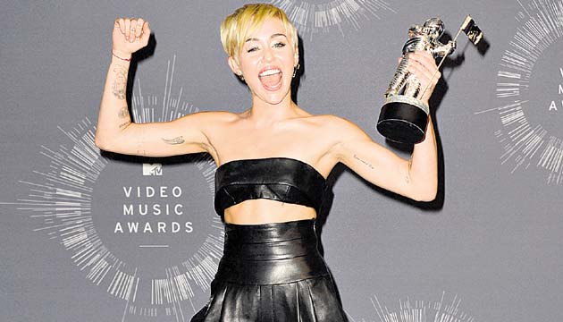 Cedió su puesto. Cyrus nunca deja de sorprender. La cantante sorprendió con su ahora famoso “twerking”, y dejó que un chico sin hogar subiera al escenario.